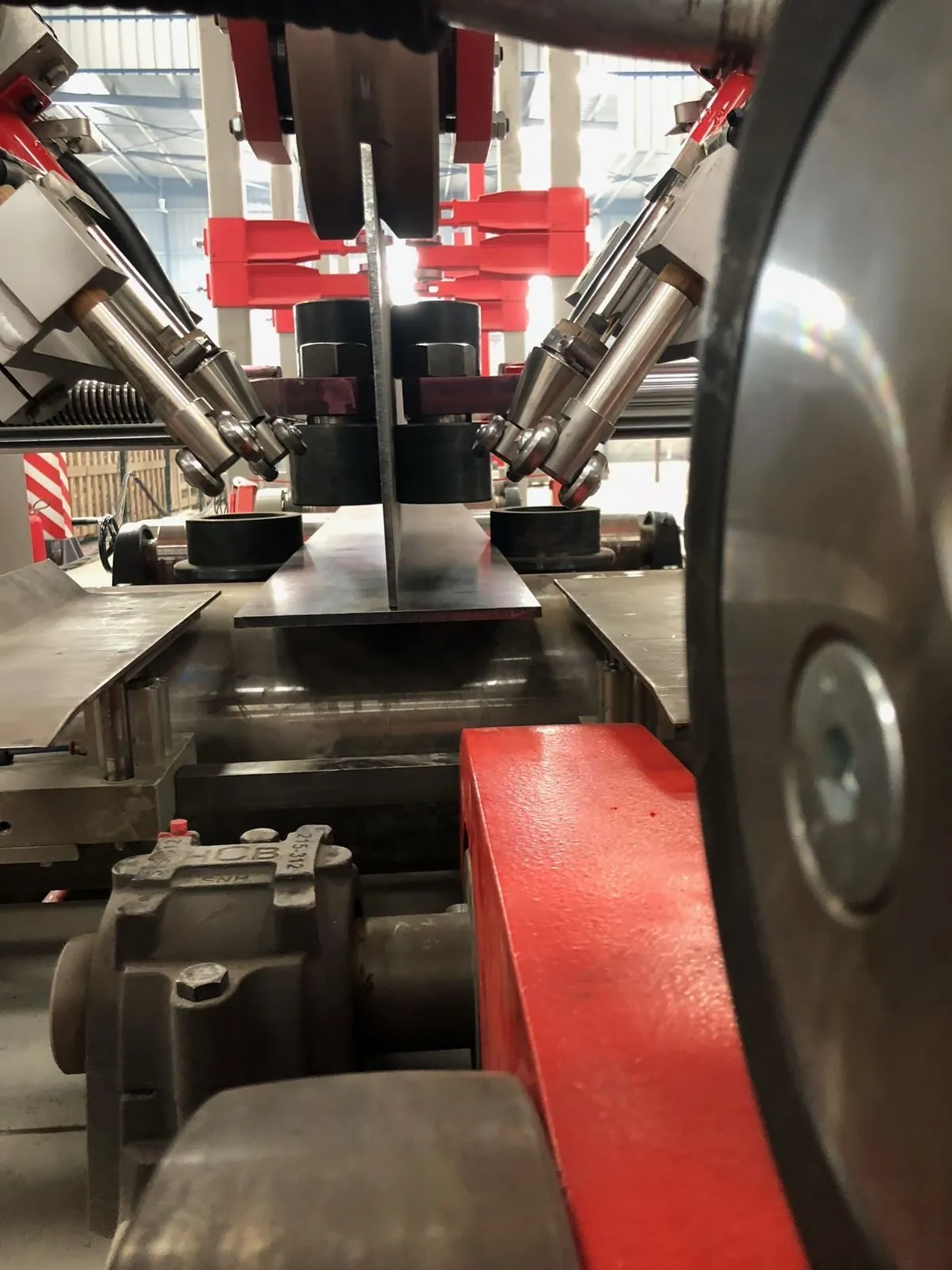 Assemblage de l'âme sur la semelle avant soudage sur la ligne PRS